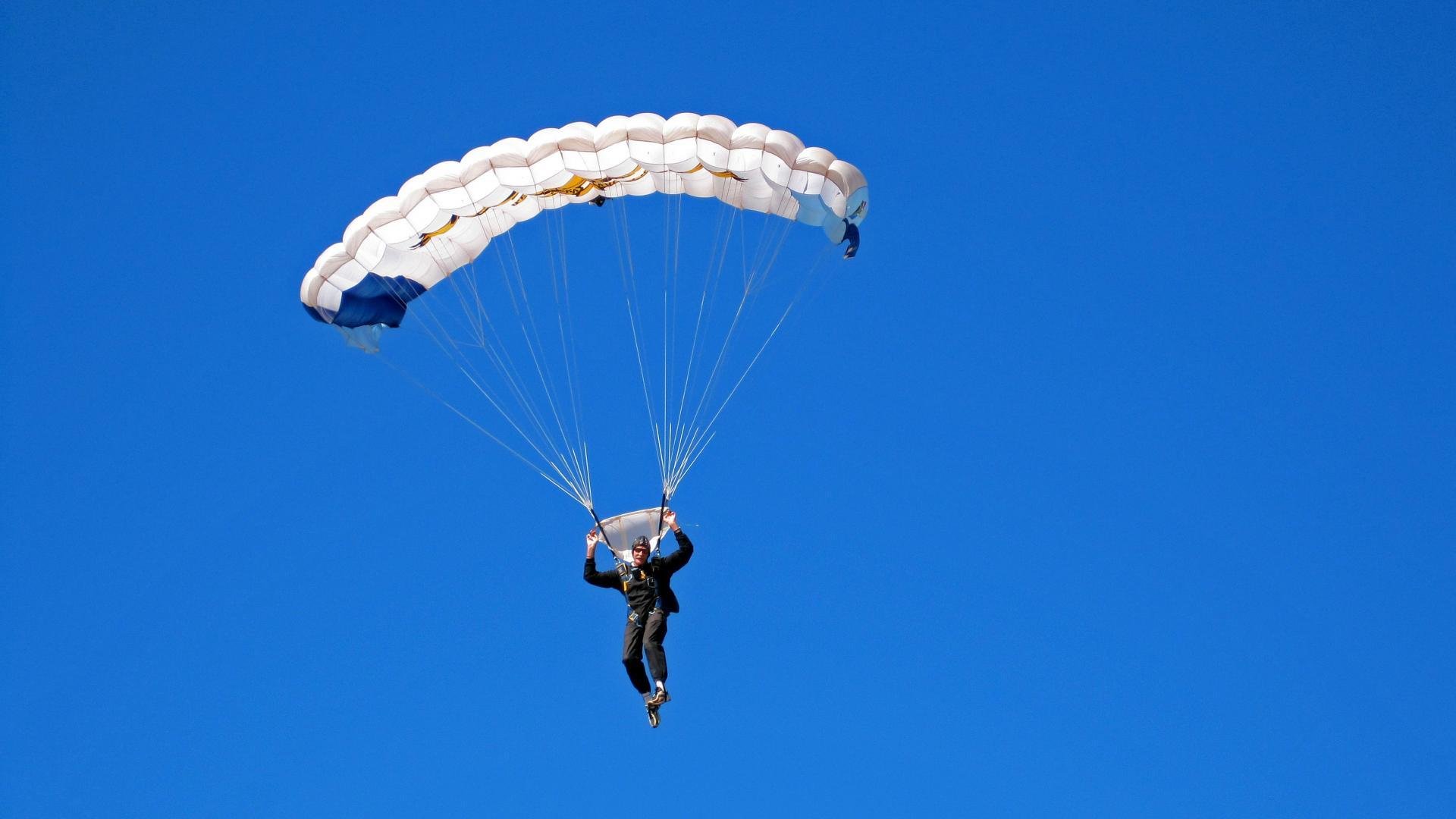 _沙漠赛车：穿越荒漠的速度与冒险_，沙漠跑车赛道